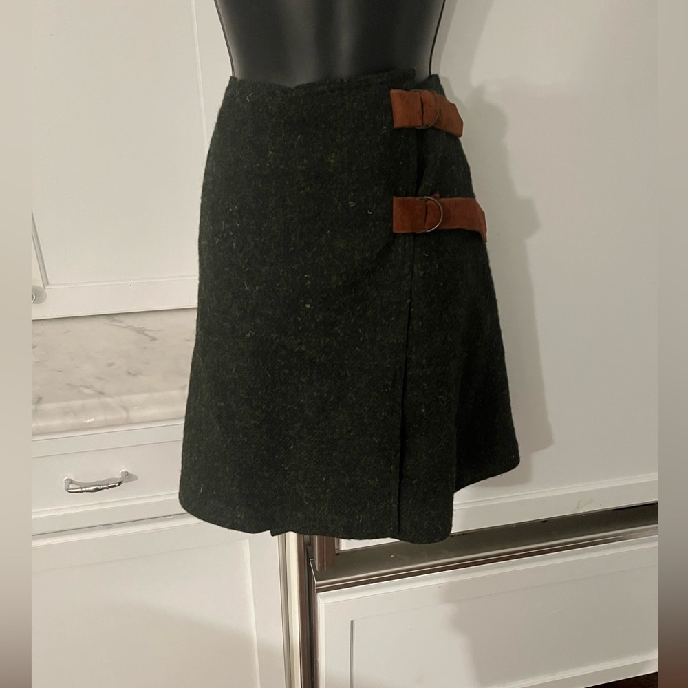 NWOT- DKNY skirt 100% wool and laine. Perfect condition